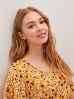 بلوز زنانه پارچه ای آستین کوتاه گلدار یقه U ال سی وایکیکی