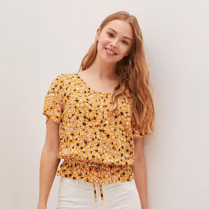 بلوز زنانه پارچه ای آستین کوتاه گلدار یقه U ال سی وایکیکی